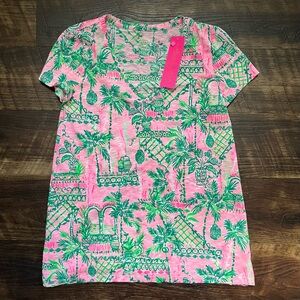 NWT Lilly Pulitzer Etta V neck pink colorful beach resort palm tree T shirt XXS